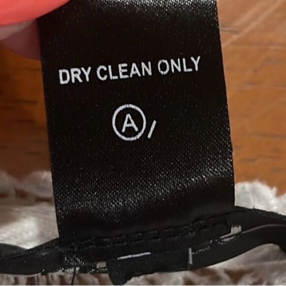 Karen Kane white crochet trim 3/4 sleeve top size large - Picture 8 of 8